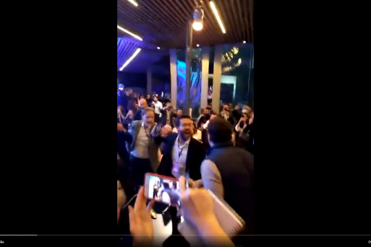 Vídeo: André Janones e Ricardo Salles batem boca nos bastidores do debate presidencial