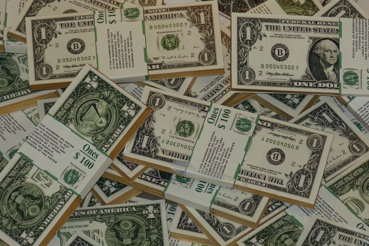 Dólar registra queda e Ibovespa recua nesta segunda-feira (29)