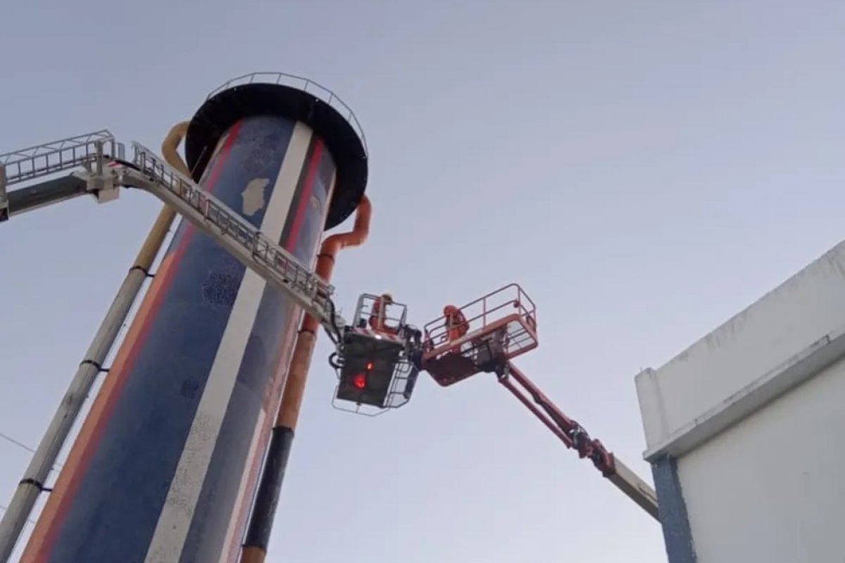 Trabalhadores são resgatados de estação de tratamento de esgoto após falha