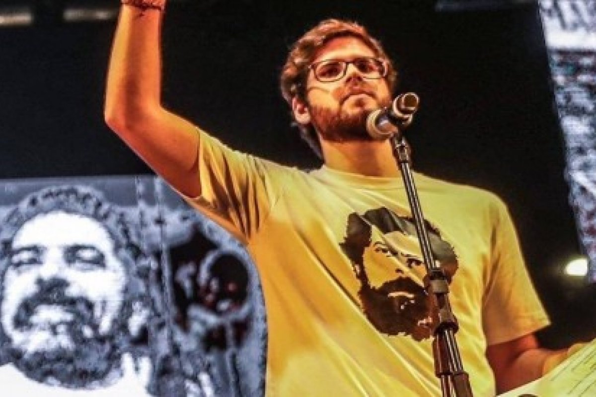 Após aparecer em discurso, neto de Lula chama atenção e vira crush na web