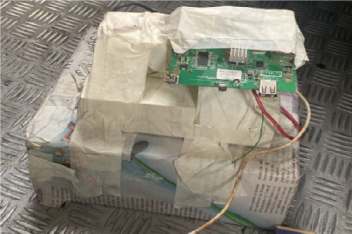 Falso explosivo feito com bloco e peças de computador é encontrado no bairro de Itapuã, em Salvador