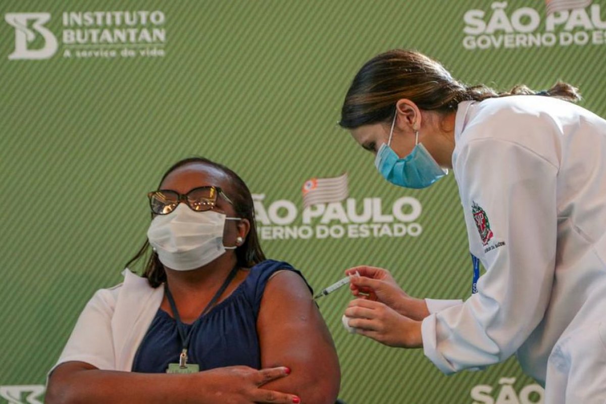 Tebet pede que TSE suspensa propaganda de Lula com imagem da 1ª vacina no Brasil