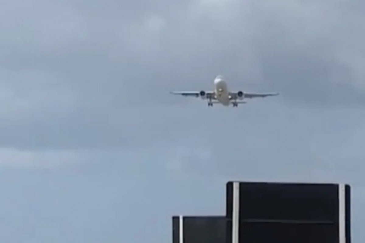 Avião arremete em aeroporto por causa de ventos fortes no sul da Bahia