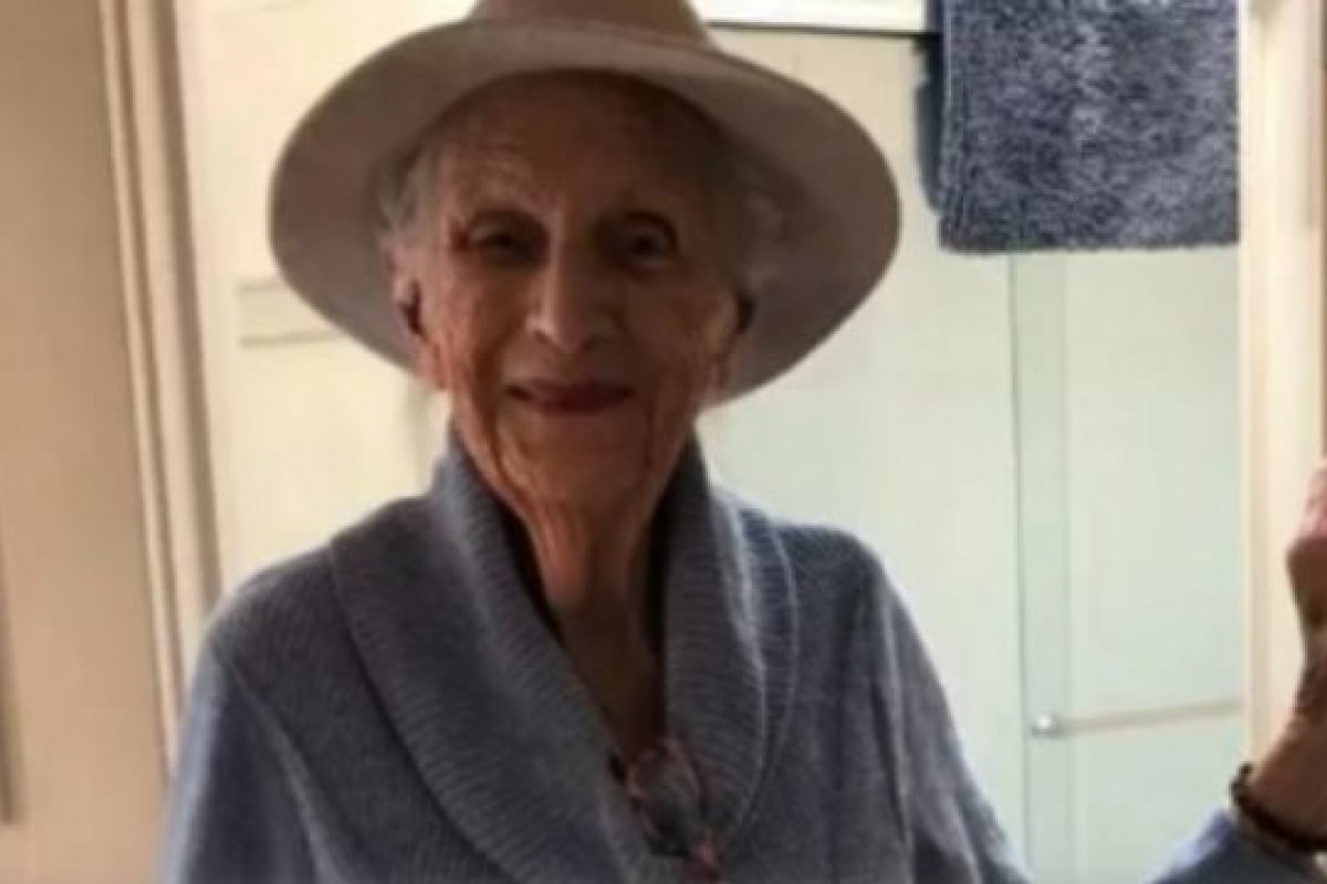 Idosa morre após beber detergente; casa de repouso confundiu produto com suco