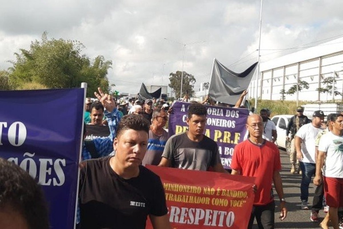 Caminhoneiros protestam na BR 324