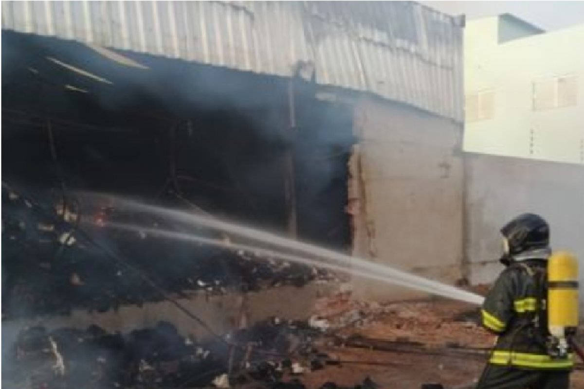 Incêndio em terreno baldio atinge depósito de algodão em Luís Eduardo Magalhães (BA)