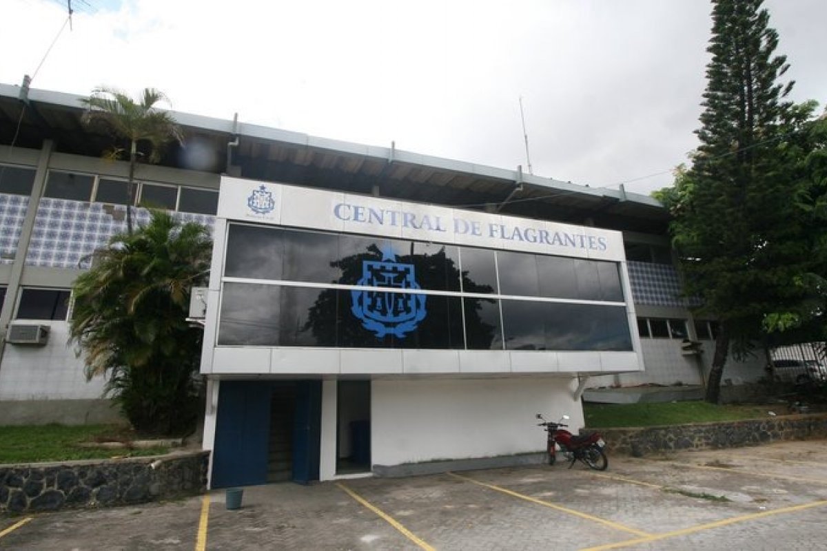 Salvador: detento tenta agredir outros presos e provoca confusão em cela da Central de Flagrantes durante surto