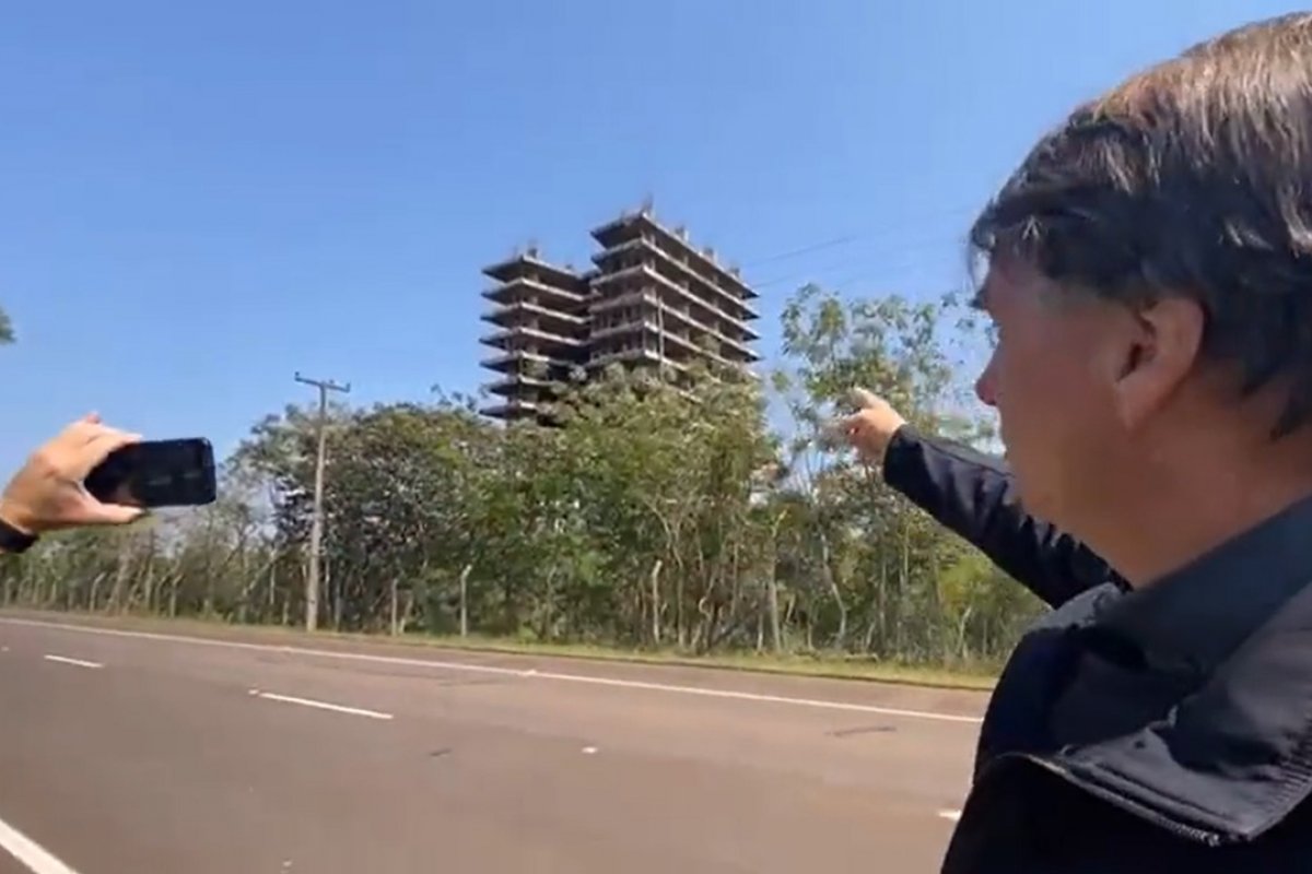 Em Foz do Iguaçu, Bolsonaro critica obra inacabado da gestão do PT: "não é exceção"
