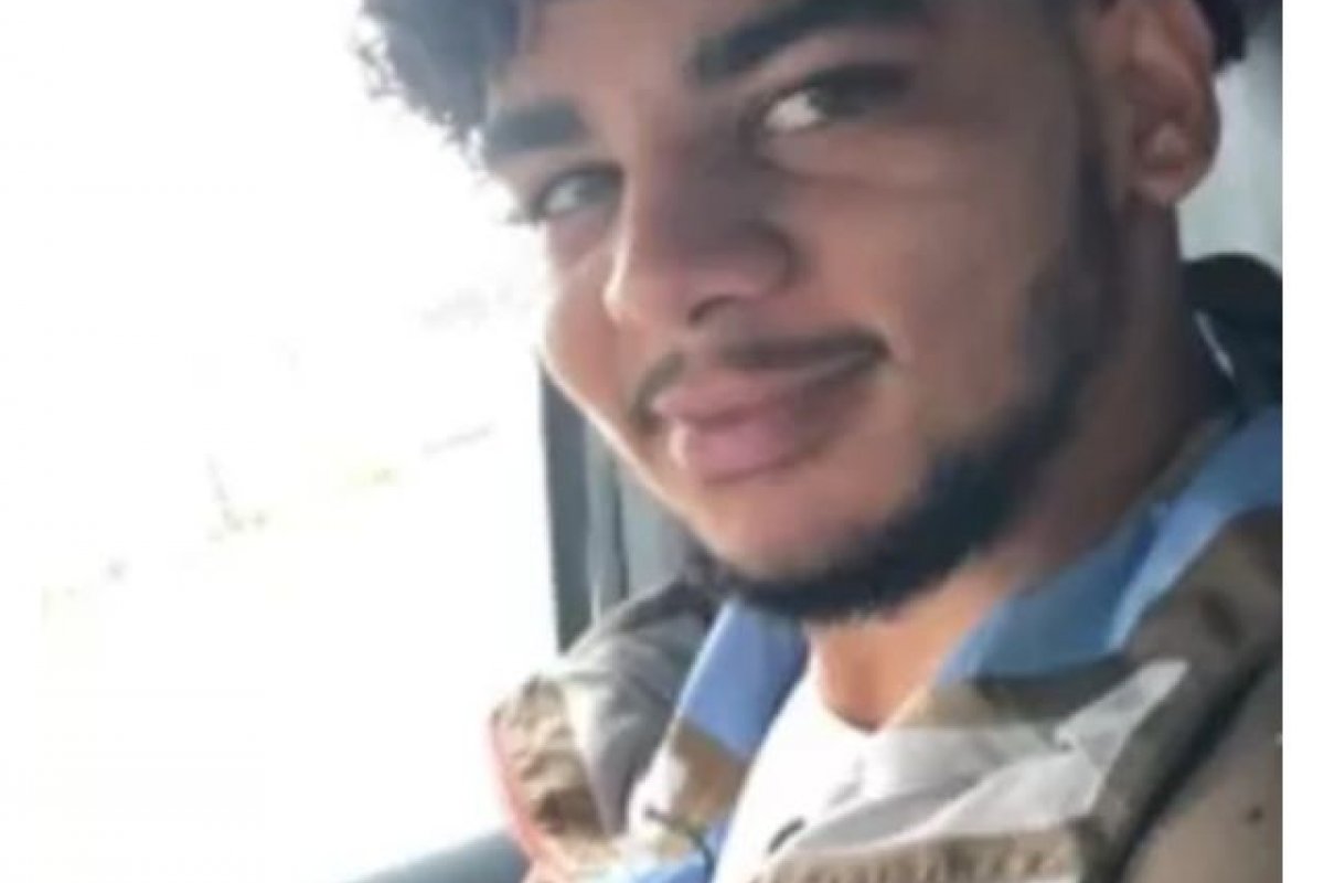 Polícia atira e mata homem negro nos EUA após confudir vape com arma