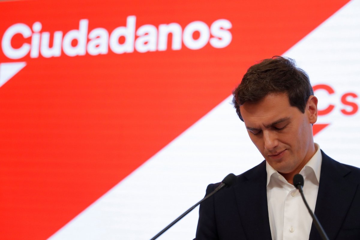 Líder de partido de centro direita renuncia e socialistas tentam formar governo na Espanha