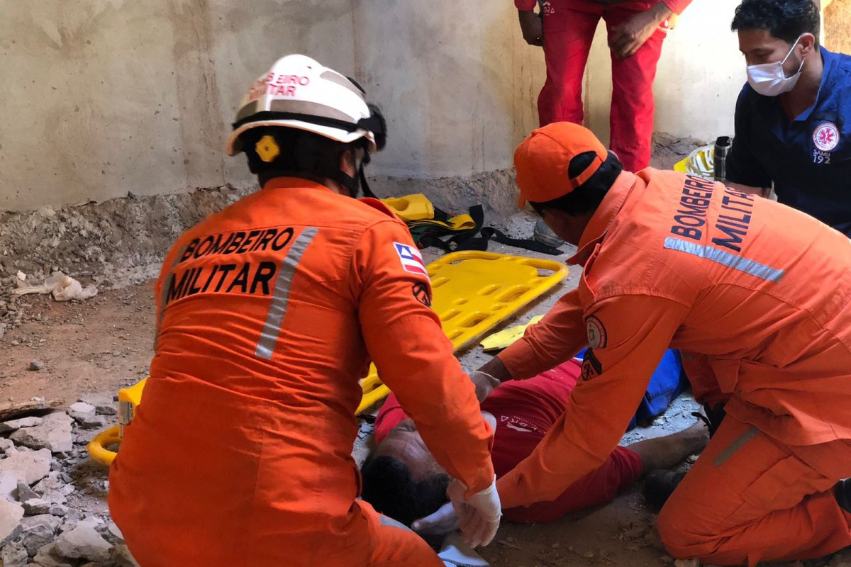 Corpo de Bombeiros resgata homem que caiu de uma altura de 3 metros em Barreiras (BA)
