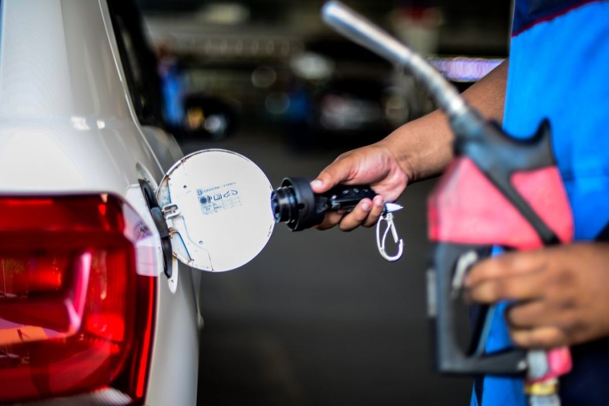 Diesel cai 4,65% em agosto e fecha mês comercializado a R$ 7,42, diz pesquisa