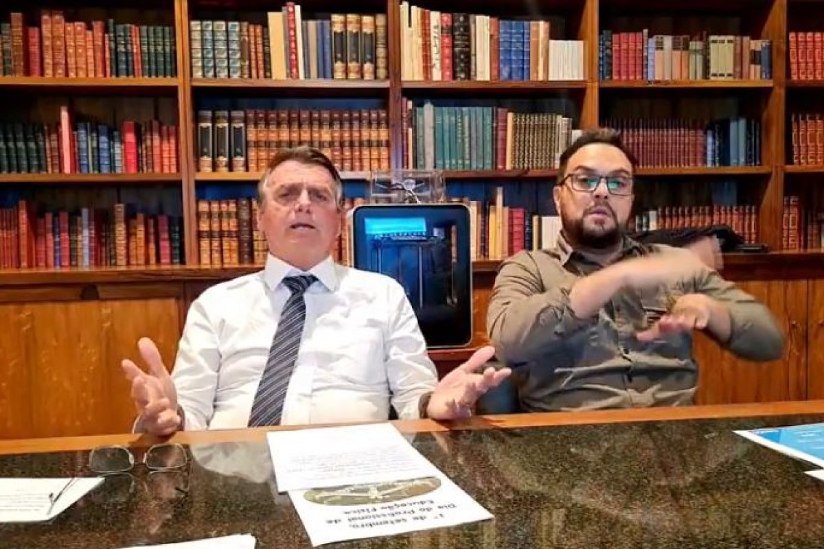 Bolsonaro admite que o Orçamento do Auxílio Brasil prevê pagamento de R$ 400 para o próximo ano