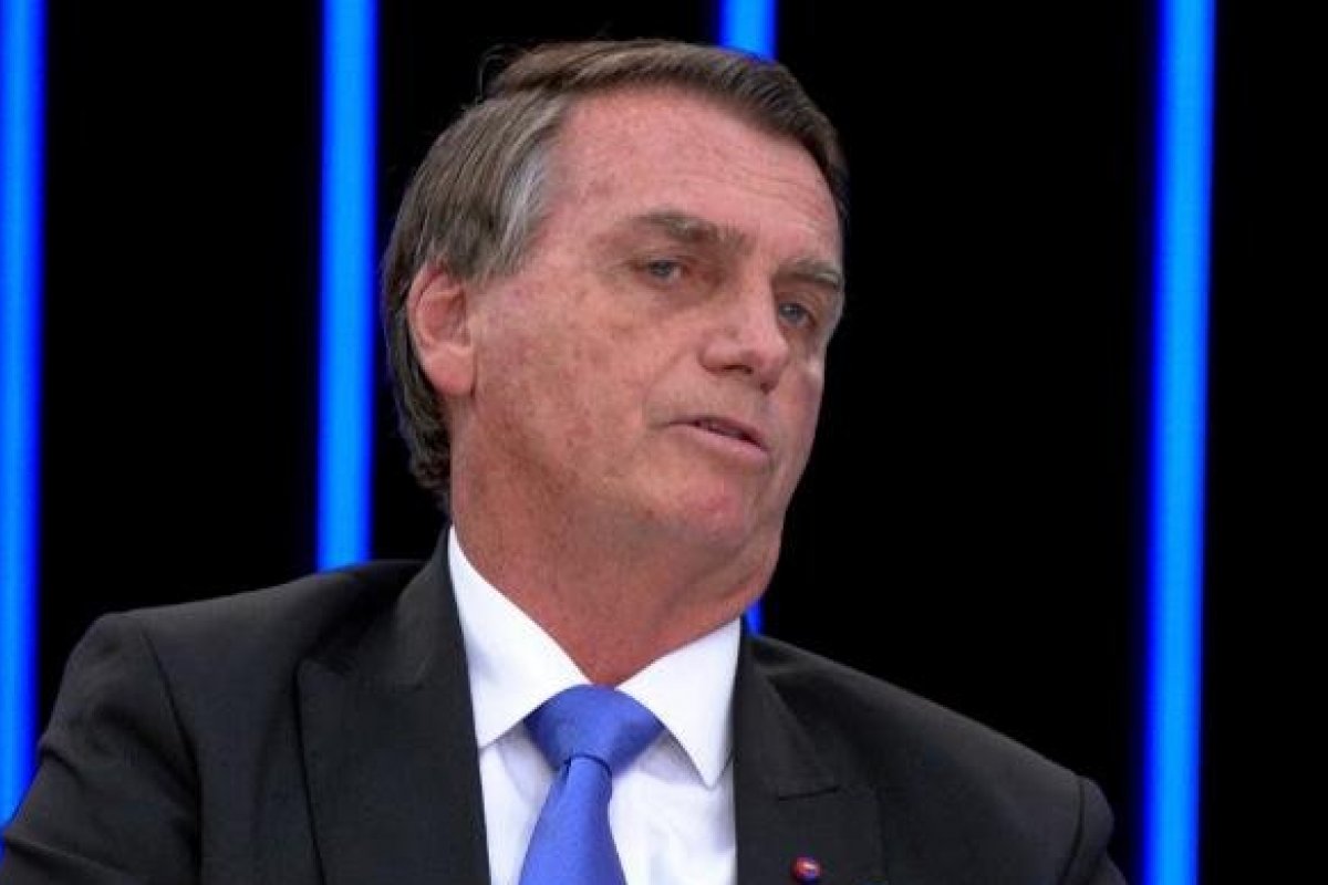 “Eu trato as mulheres com carinho”, diz Bolsonaro em sabatina na Rede TV