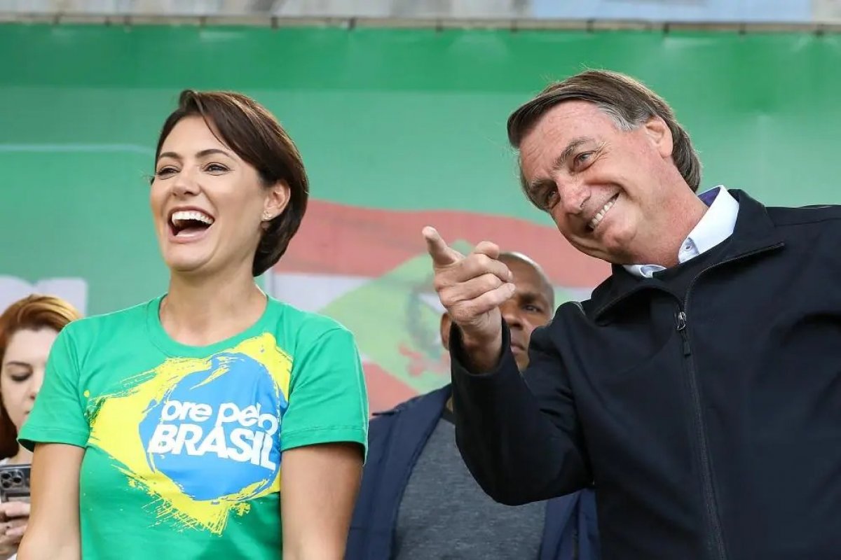 Ministra do TSE restringe propaganda de Bolsonaro em que Michelle aparece por tempo superior ao permitido
