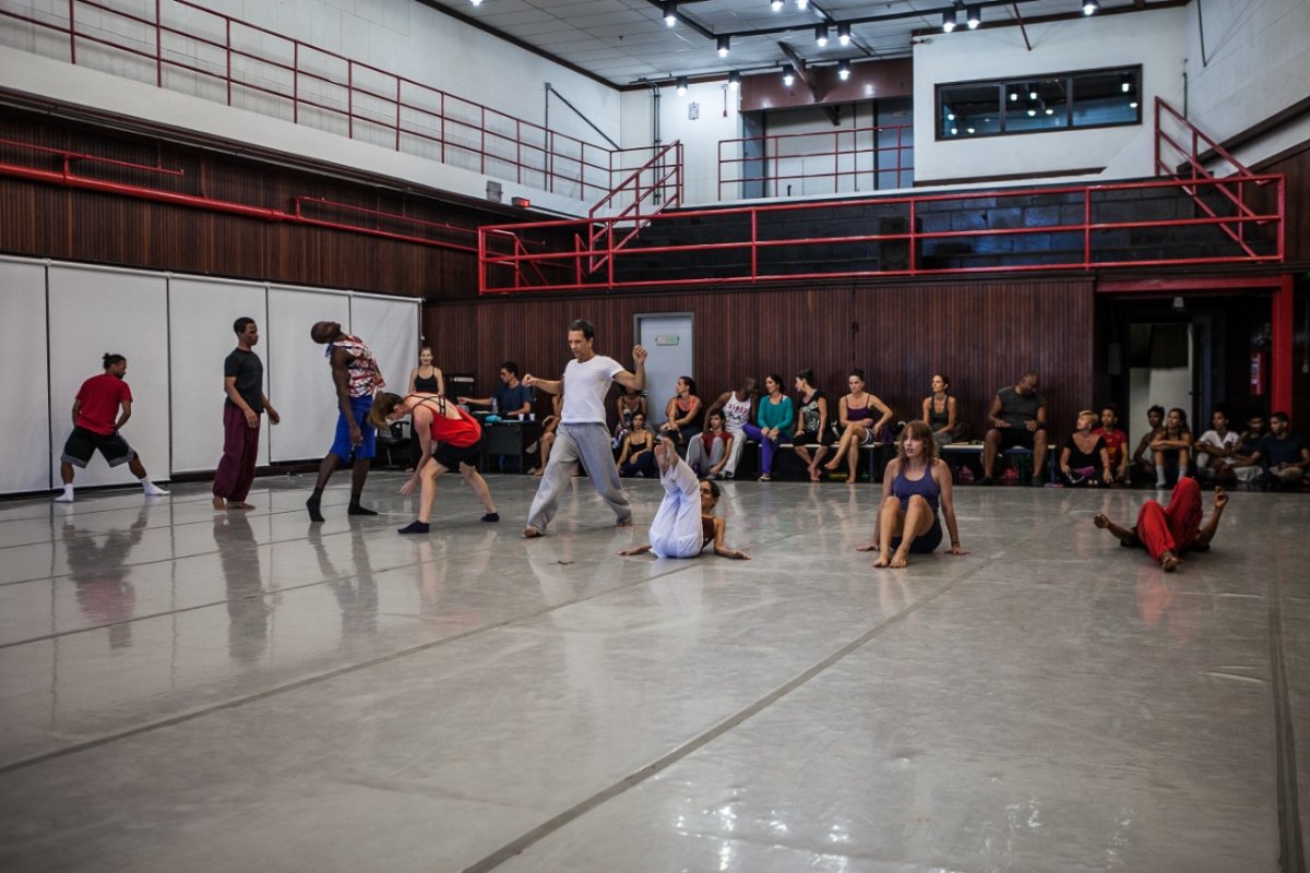 Teatro Castro Alves oferece aulas de balé em três categorias neste mês