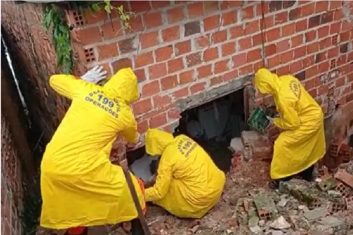 Terreno cede e deslizamento de terra atinge casas em Camaçari (BA)