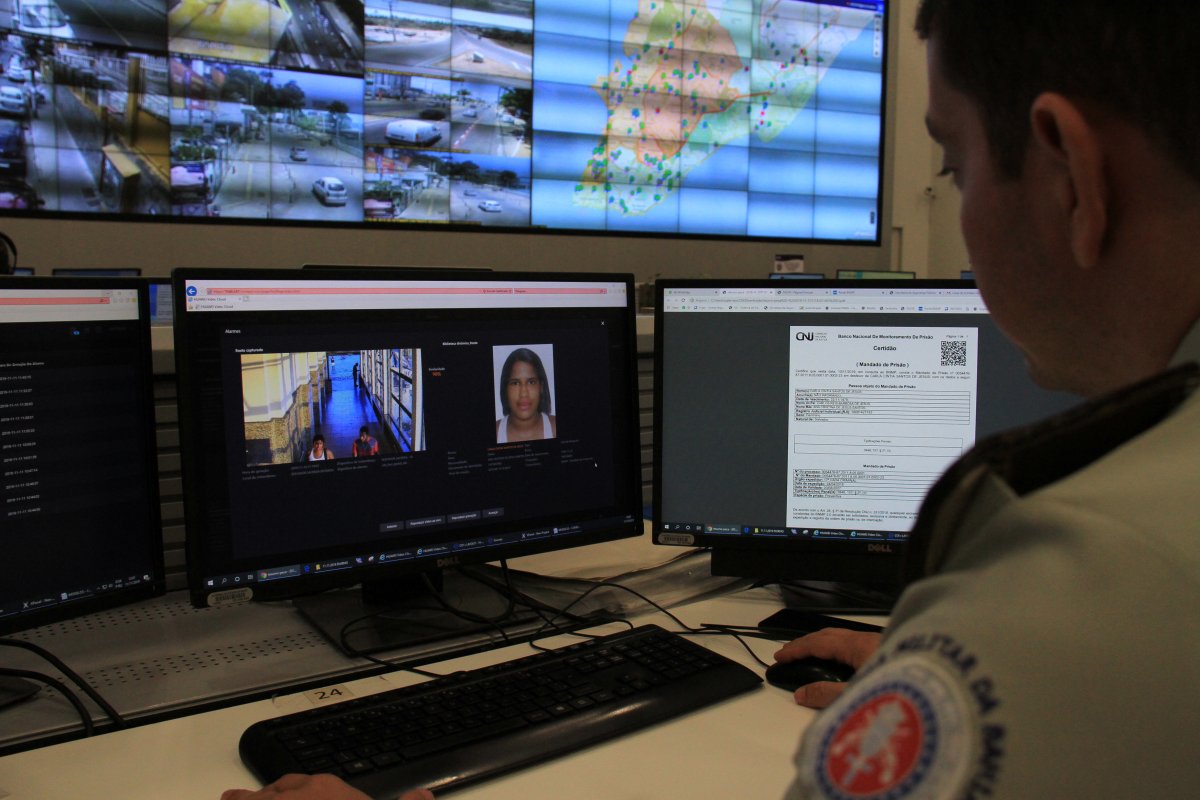 Mulher é presa após ser flagrada por reconhecimento facial 