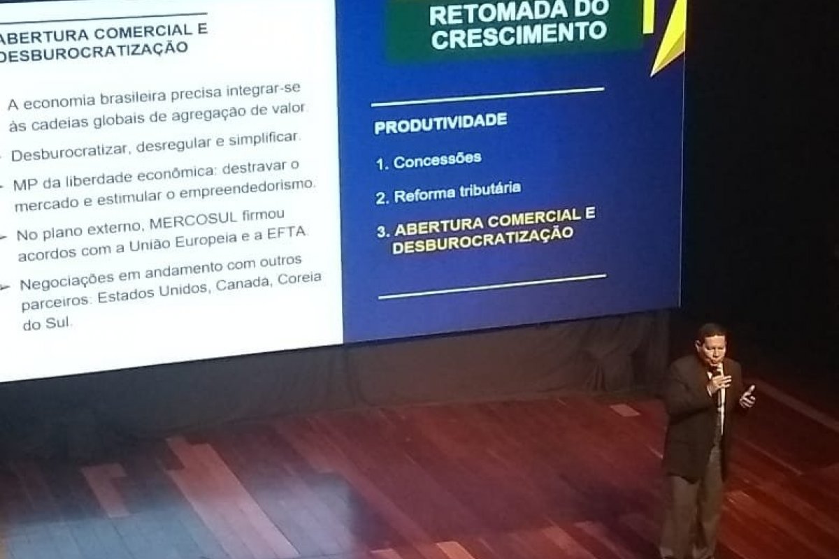 "Não podemos falar sobre o Brasil sem olhar o mundo que nos cerca”, diz vice-presidente Mourão