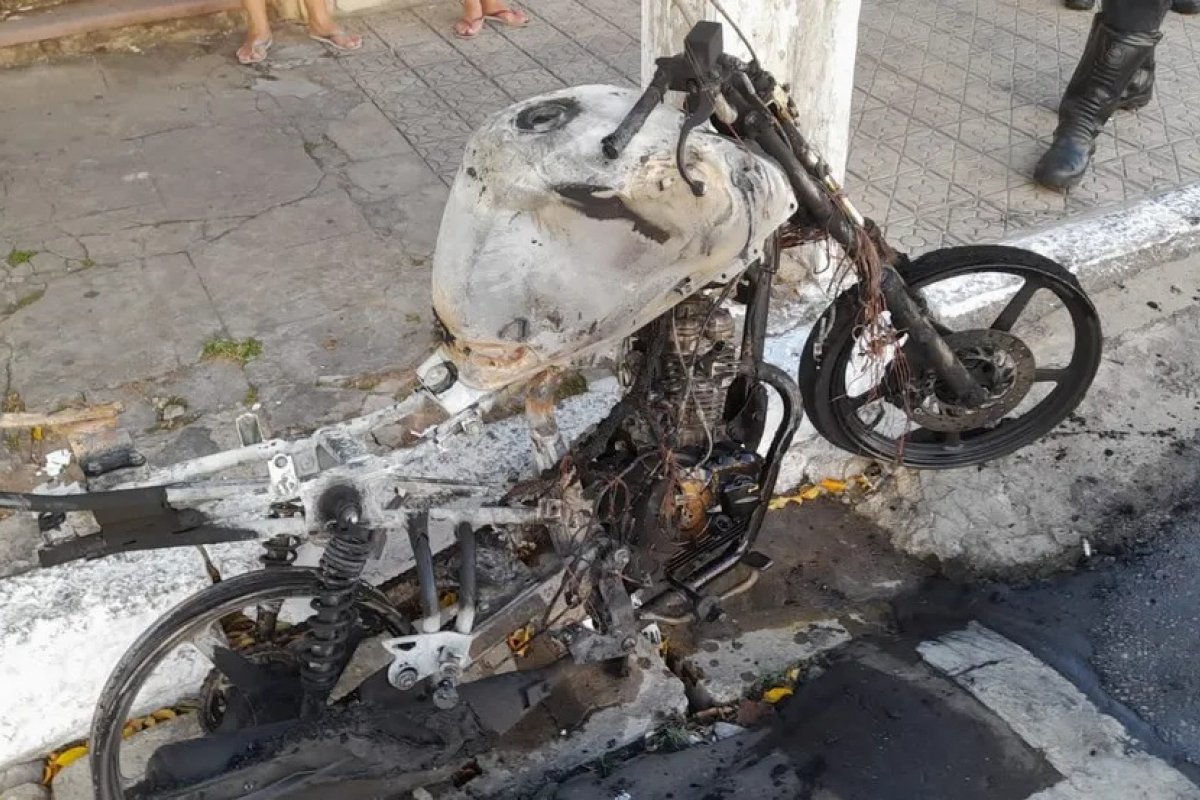 Homem é parado em blitz, ateia fogo na própria moto e foge do local