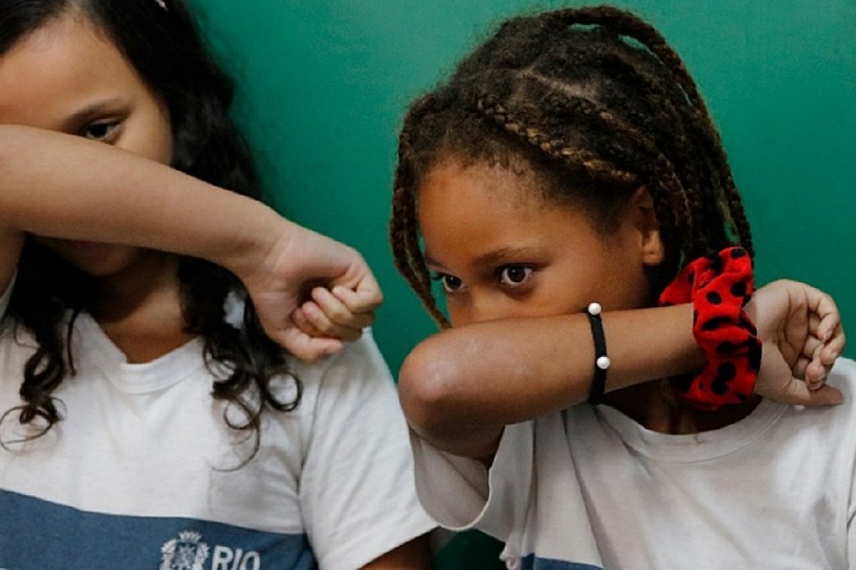 Casos de síndromes respiratórias crescem no Brasil entre crianças e adolescentes, diz Fiocruz