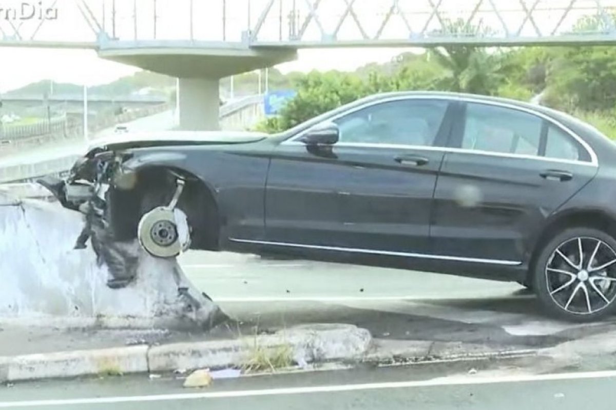 Médico se envolve em acidente em Stella Maris e tem rodas de carro roubadas