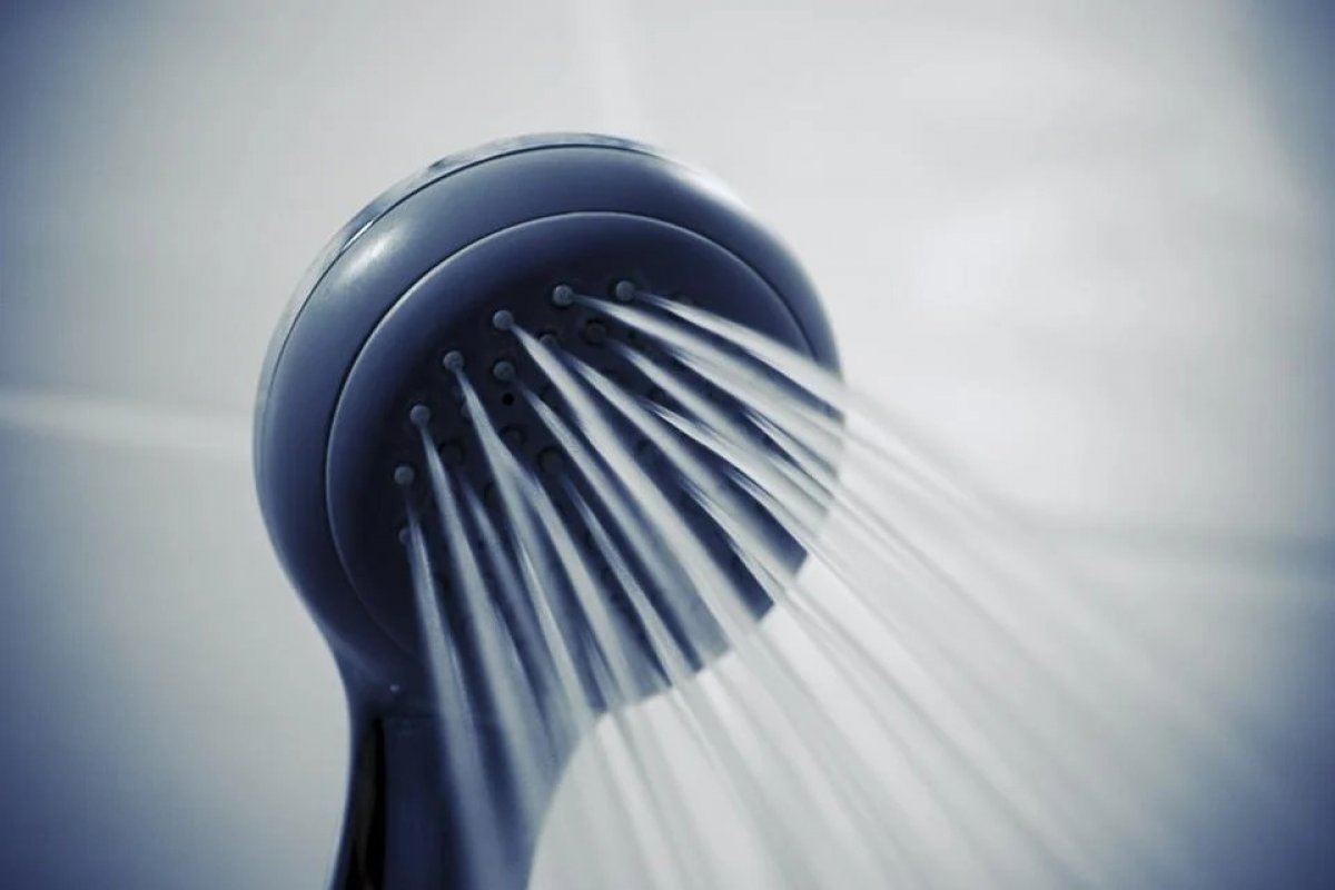 Inflação de itens de higiene pessoal faz brasileiro economizar no banho, diz estudo
