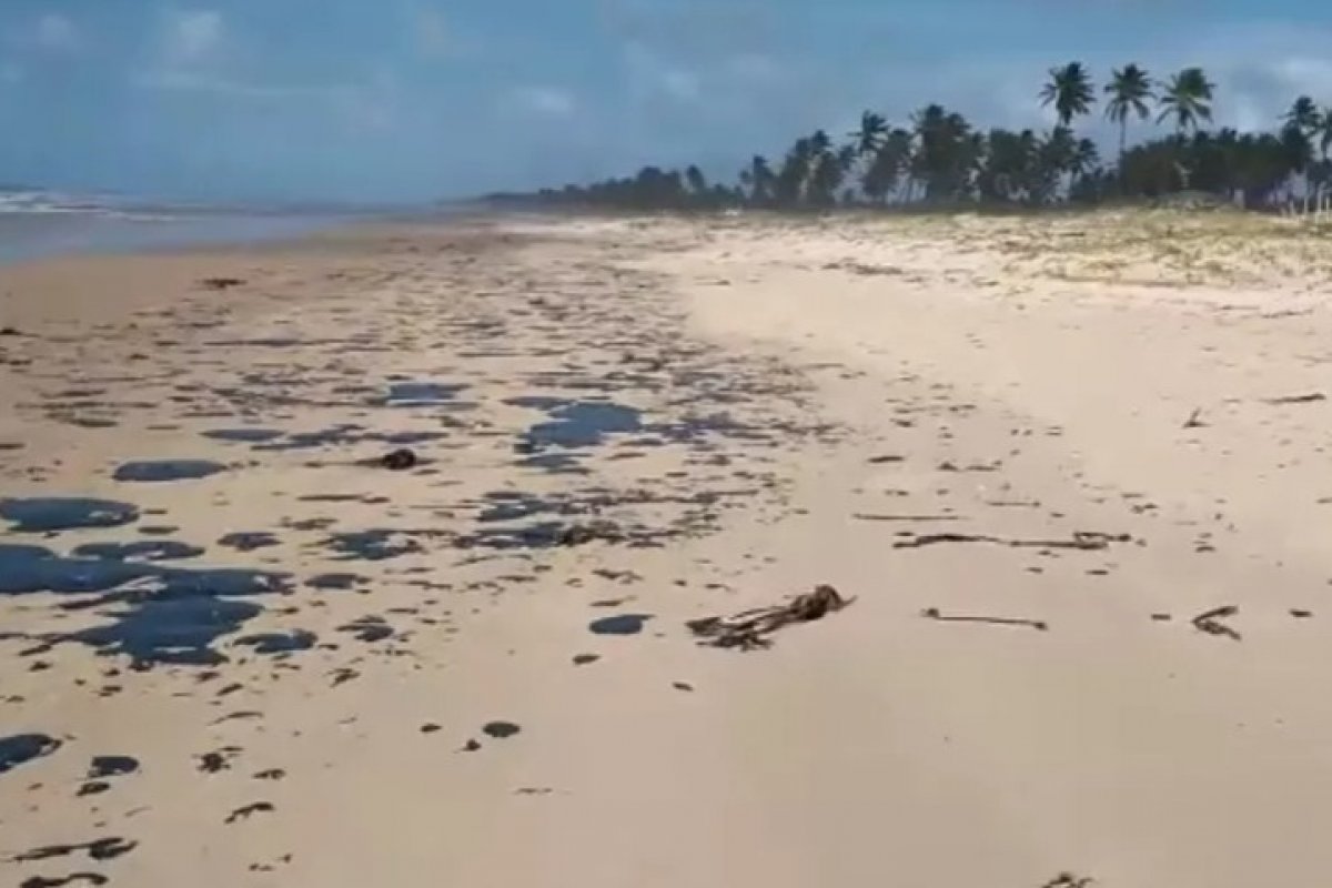 Mais de 190 mil litros de petróleo foram descartados no mar em três anos