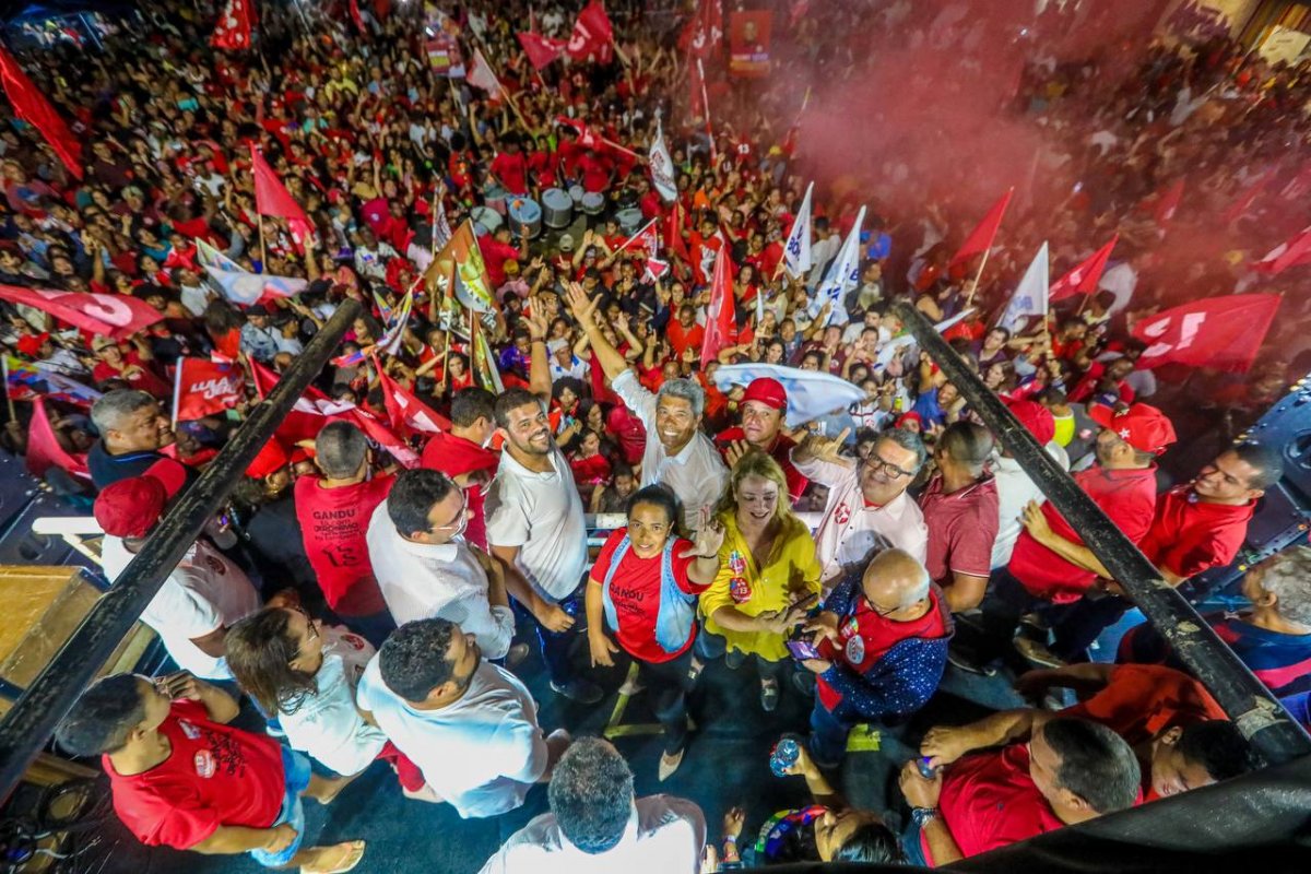 Bahia: Jerônimo é recebido por multidão em Gandu e diz que vai manter rotina de ouvir as demandas da população