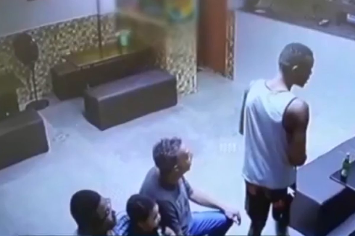 Homens invadem pizzaria e assaltam clientes