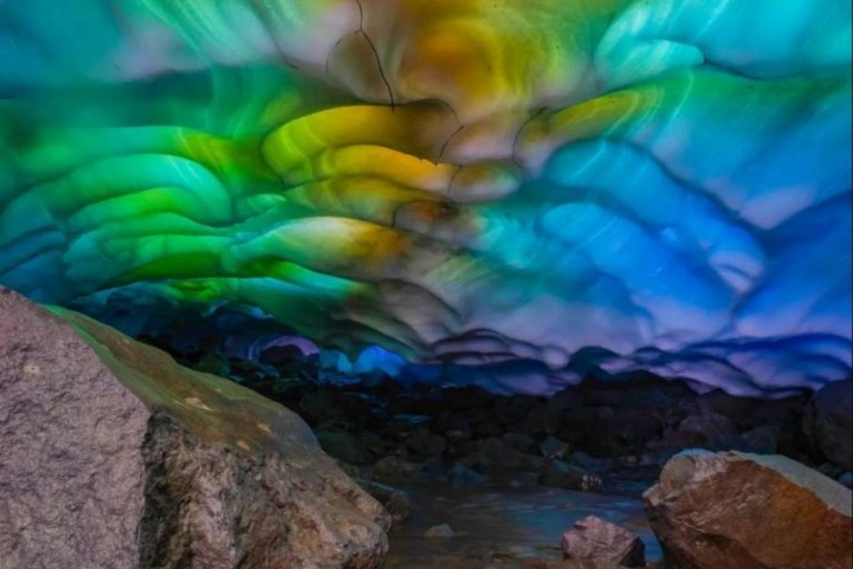 “Arco-íris subterrâneo” é fotografado em caverna de gelo nos EUA