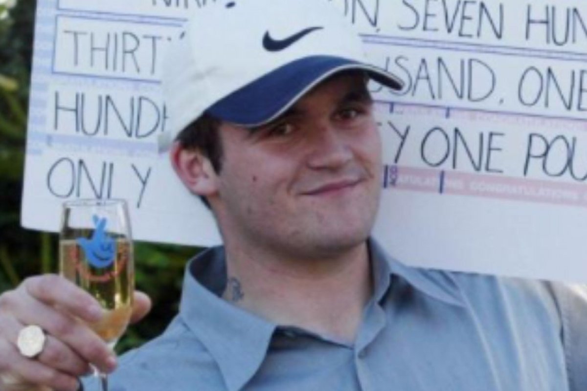 Inglês diz não se arrepender de gastar prêmio de R$ 58 mi de loteria: 'Não faria diferente'