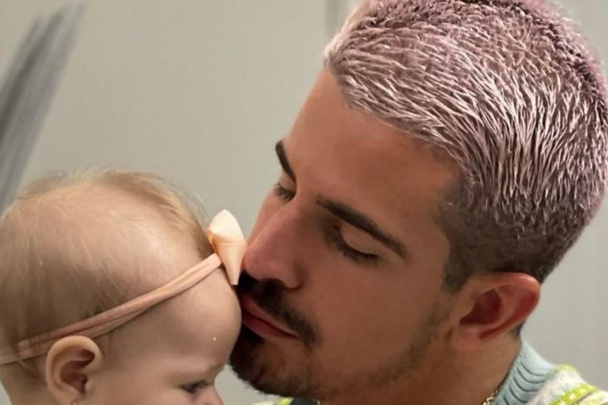 Enzo Celulari paparica a irmã caçula!