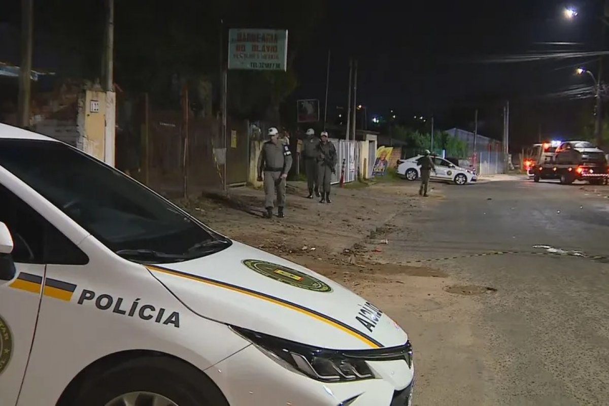 Duas pessoas morrem e 23 ficam feridas durante ataque a tiros em bar; dois suspeitos são presos