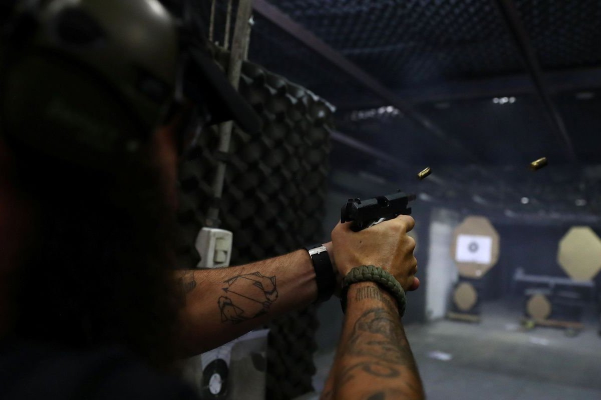 Número de lojas de armas no Brasil cresce 143% em três anos