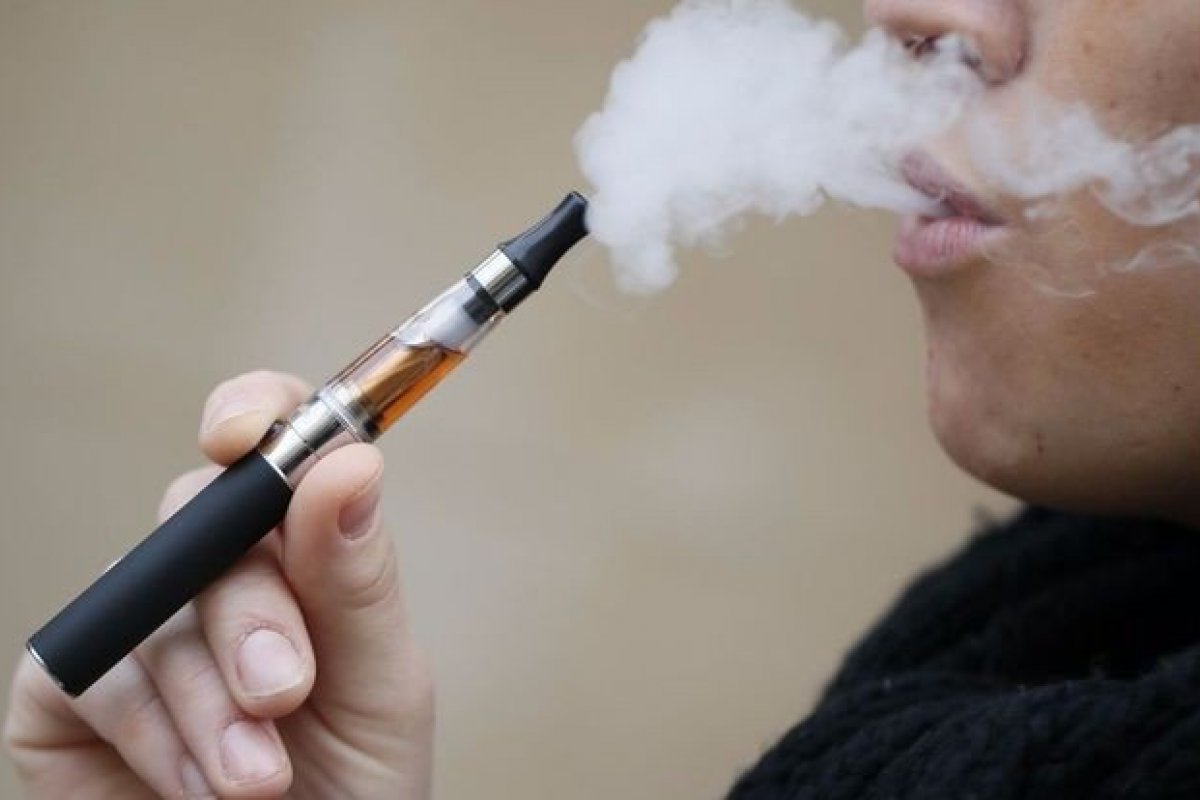 Apesar da proibição, uso do cigarro eletrônico avança entre jovens