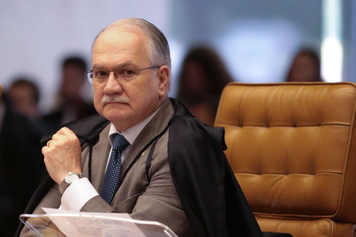 Fachin concede liminares para restringir decretos que facilitam a compra de armas