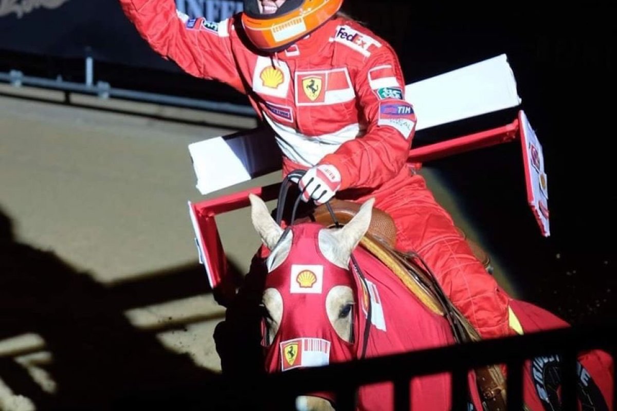 Filha de Schumacher homenageia piloto em competição de hipismo