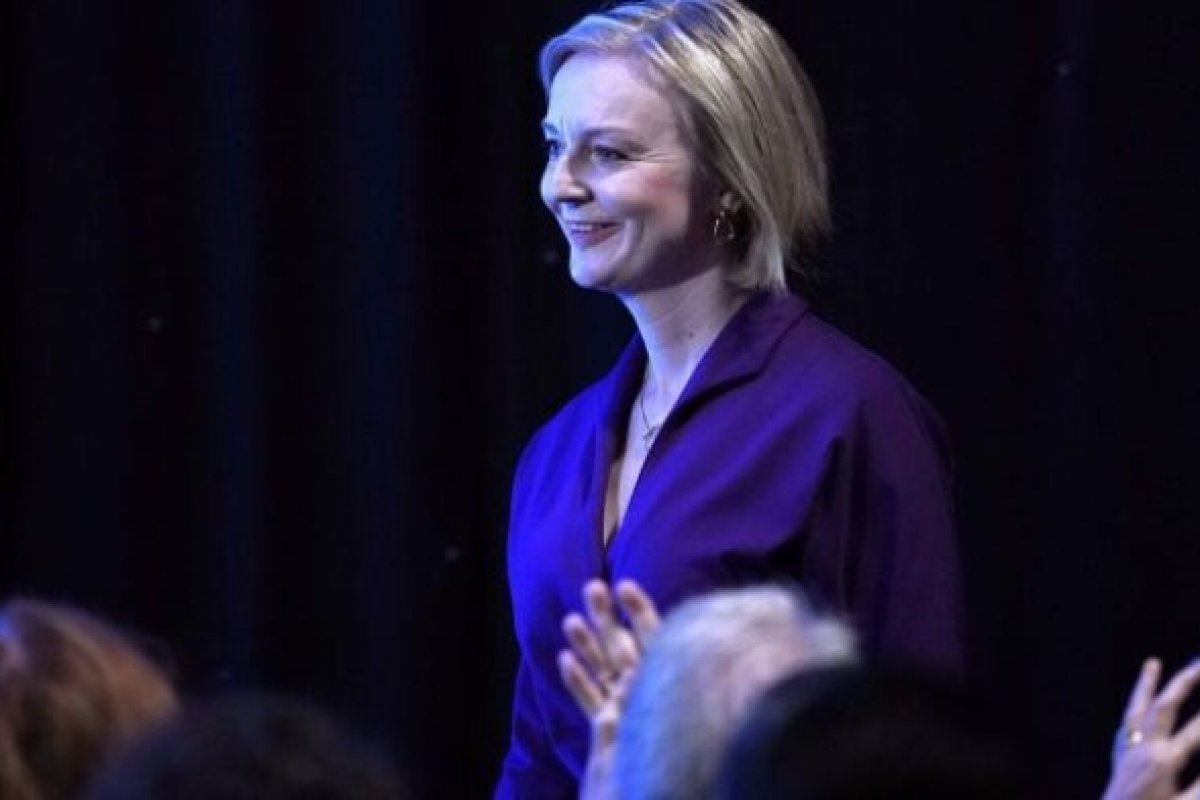 Liz Truss assume como primeira-ministra do Reino Unido após encontro com rainha