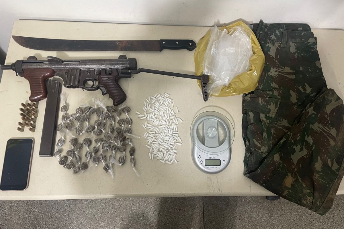 Polícia apreende metralhadora, maconha e cocaína em Camaçari