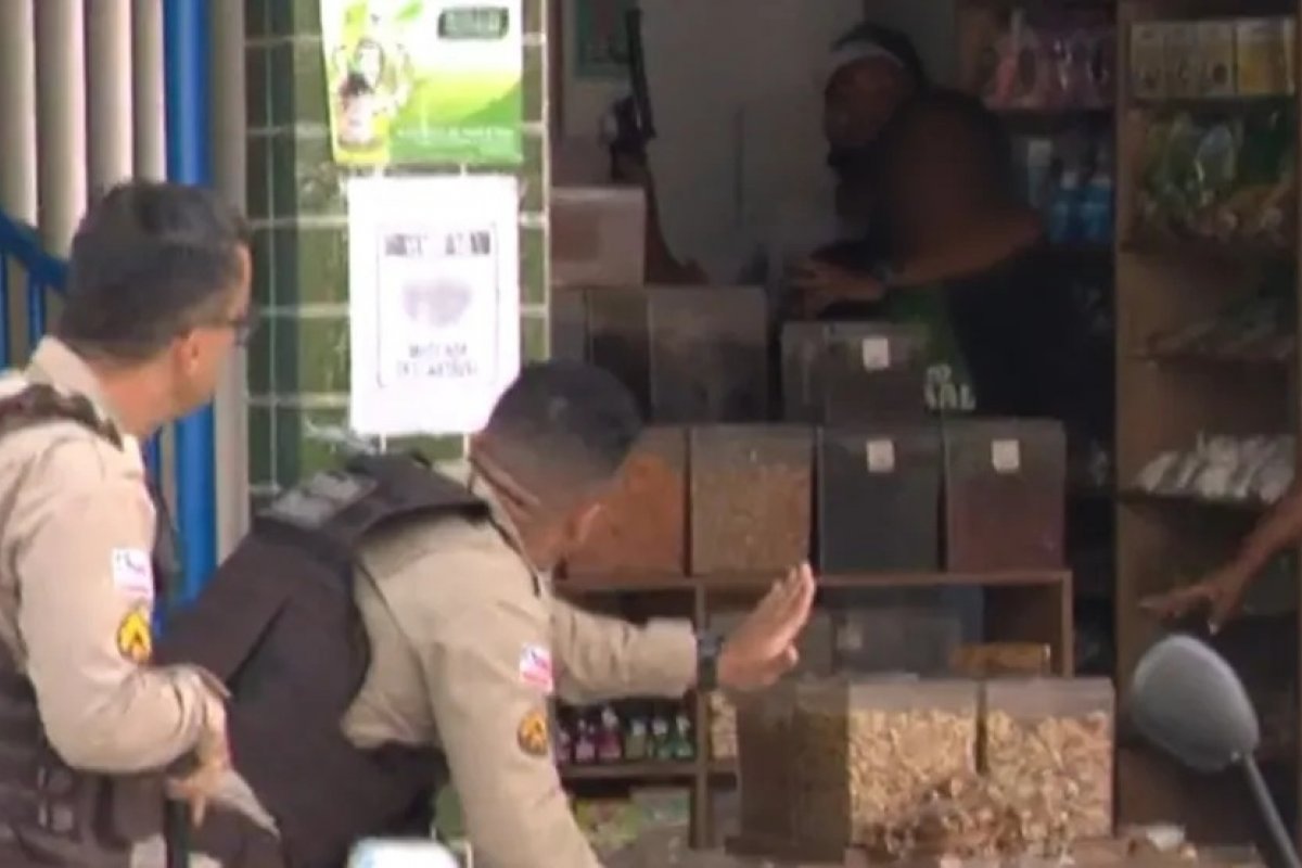 Bahia: Homem armado invade loja e faz mulheres reféns