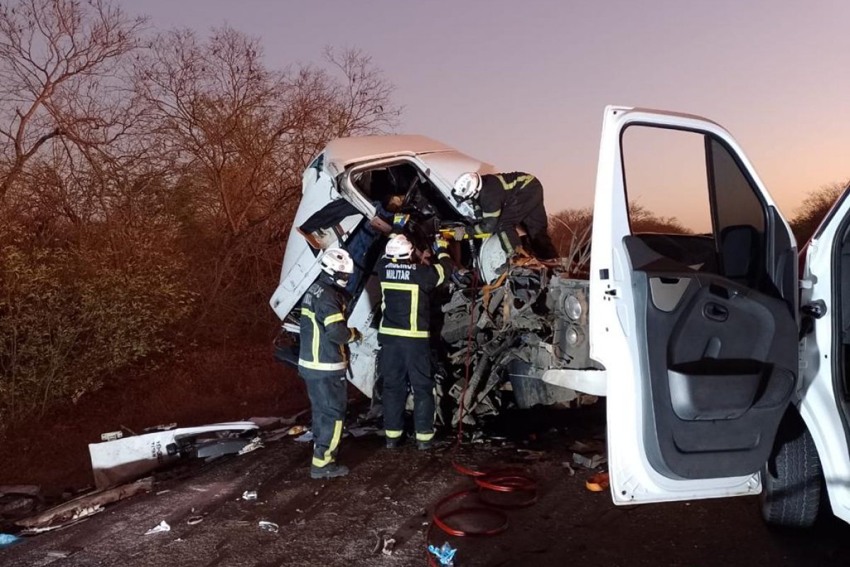 Em Barreiras, bombeiros retiram corpo de ferragens após acidente entre carretas