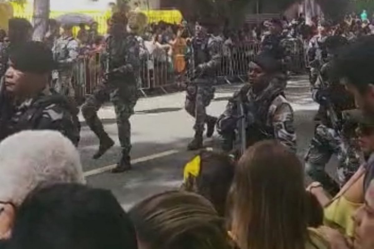 Vídeo: Crianças acompanham desfile do 7 de Setembro pela 1ª vez em Salvador