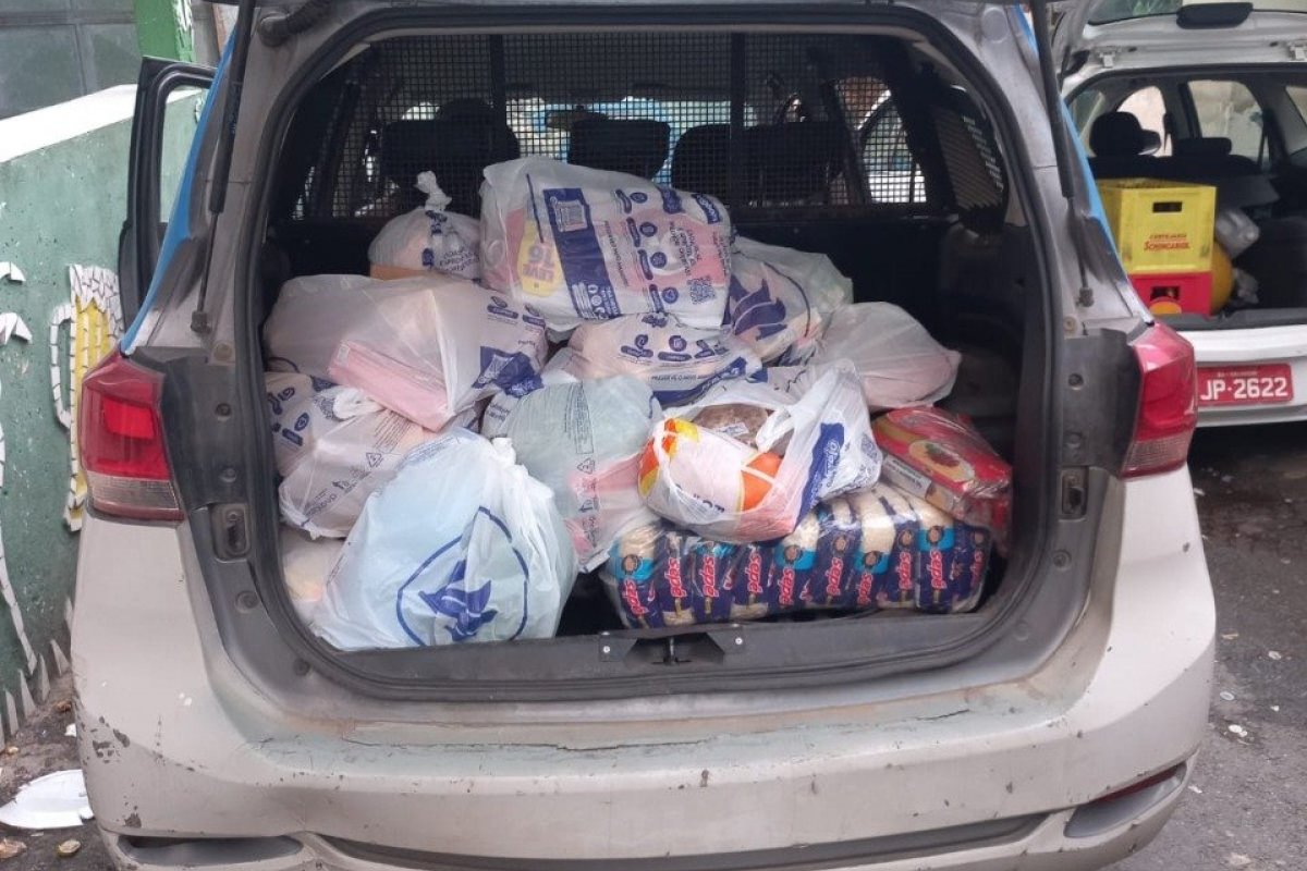 Policiais militares doam alimentos e medicamento para adolescente autista