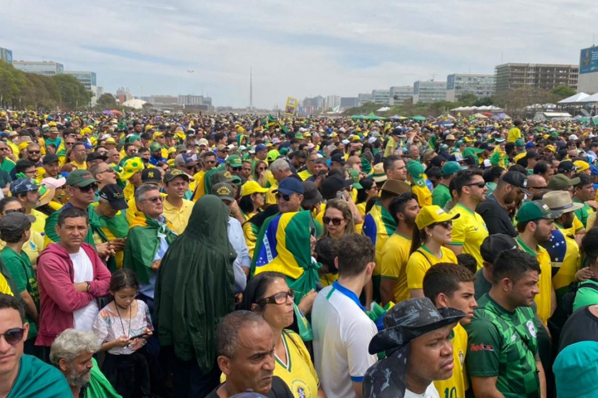 Vídeo: em Brasília, multidão entoa o Pai Nosso no 7 de setembro