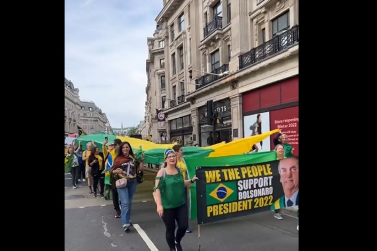Vídeo: apoiadores fazem manifestação pró Bolsonaro em Londres