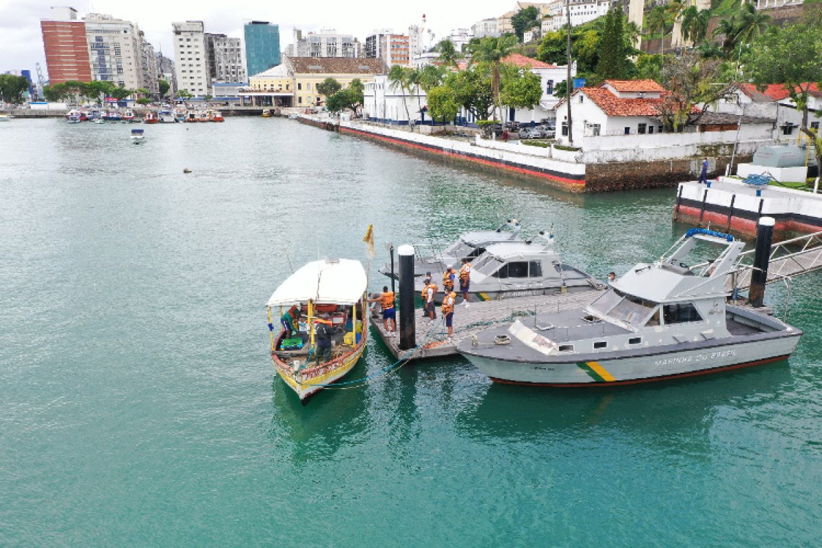 Vídeo: Marinha do Brasil resgata pescadores à deriva na capital baiana
