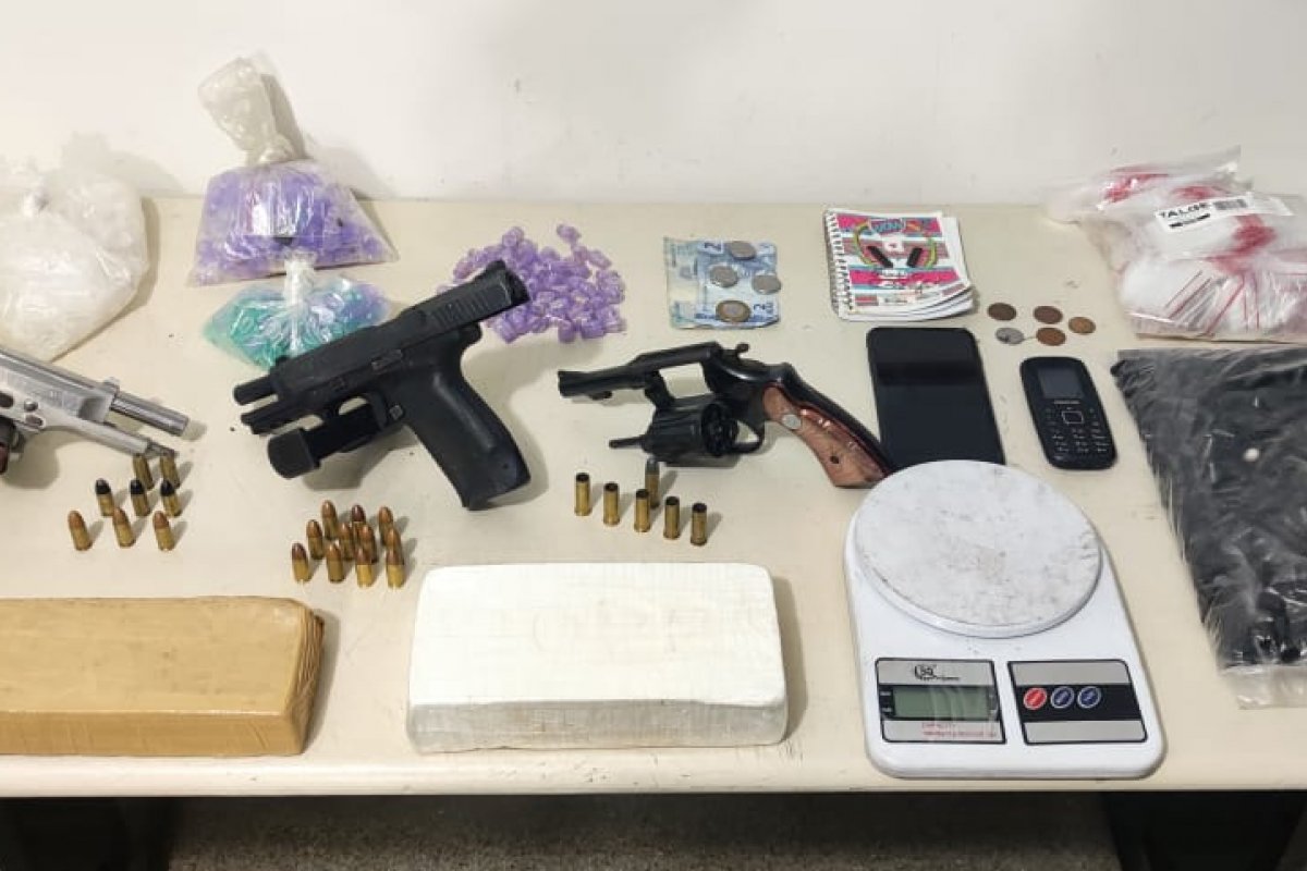 Alunos do Curso de Patrulhamento Tático Móvel, da Polícia Militar, apreendem armas e drogas em Sussuarana