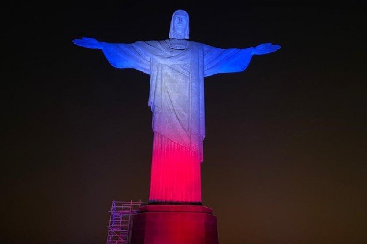 Cristo Redentor é iluminado com cores do Reino Unido em homenagem à Elizabeth II