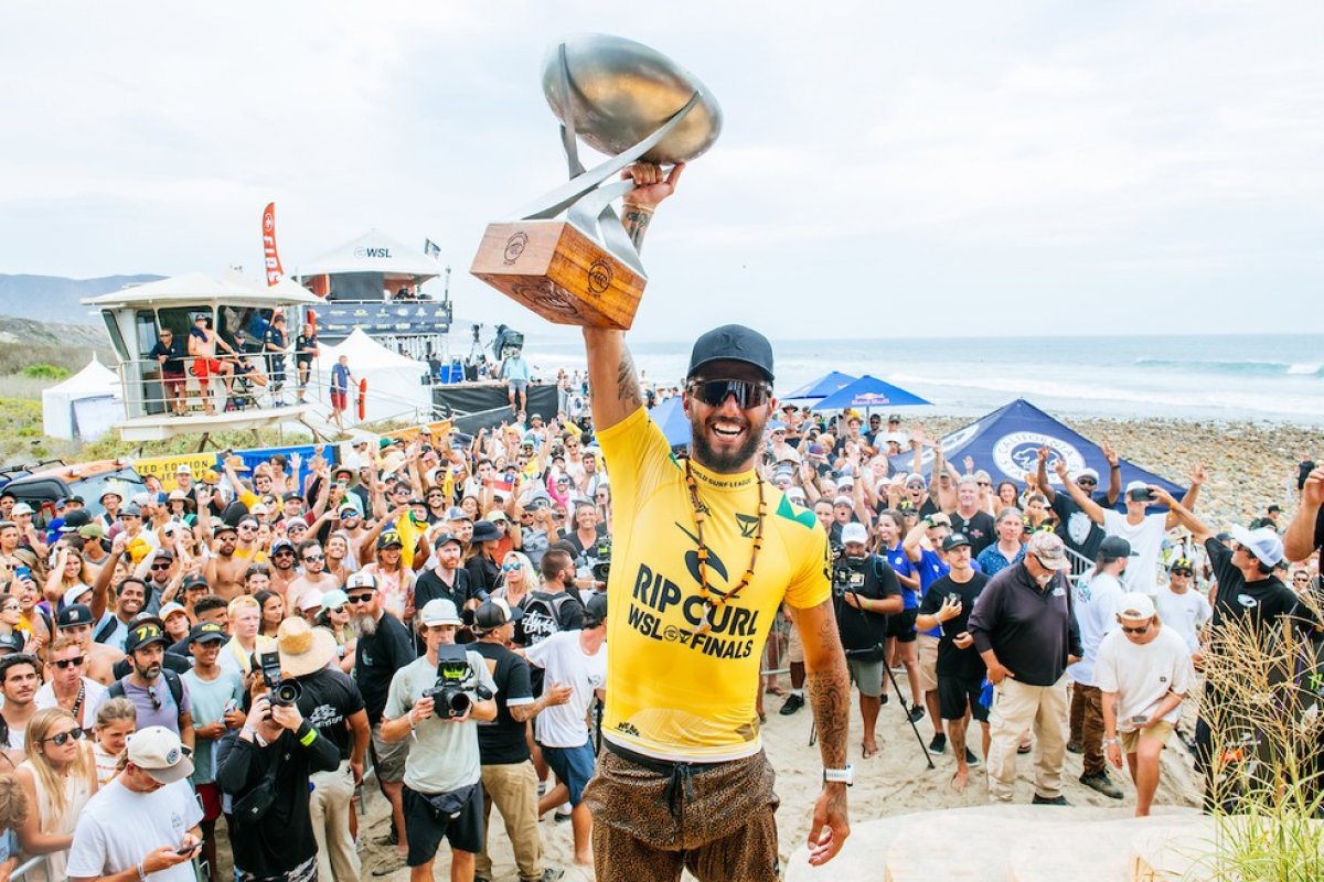 Filipe Toledo conquista título do Circuito Mundial de Surfe pela primeira vez